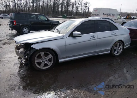 2011 Mercedes-Benz C 300 Luxury 4Matic/Sport 4Matic z USA, uszkodzony, nr VIN WDDGF8BB1BR162833